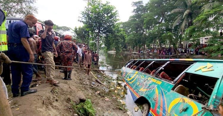 লক্ষ্মীপুরে যাত্রীবাহী বাস খালে পড়ে নিহত ৫